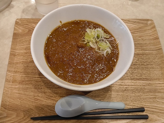 「風雷庵 浅草本店」で「カツカレーそば」でランチ。この「蕎麦」ただの「カレーそば」のようなのだが中に箸を入れると「カツ」が出てくるのだ。でも「カレー汁」の出来が「カツ」を超えていたのだよ。なので次は「カレーそば」にしようと誓ったのだ（笑）。（風雷庵 浅草本店：花川戸一丁目）