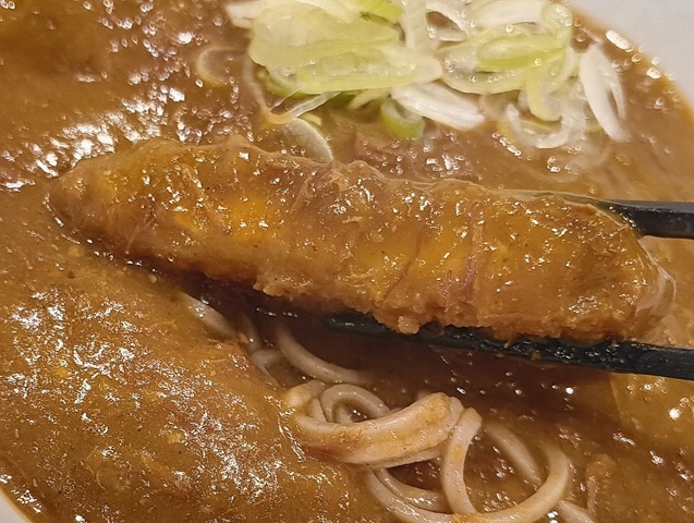 カレー汁の中からカツがでてくる