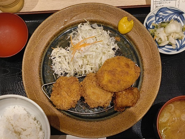 日替り定食（ヒレカツ&times;2、下町コロッケ、唐揚げ）