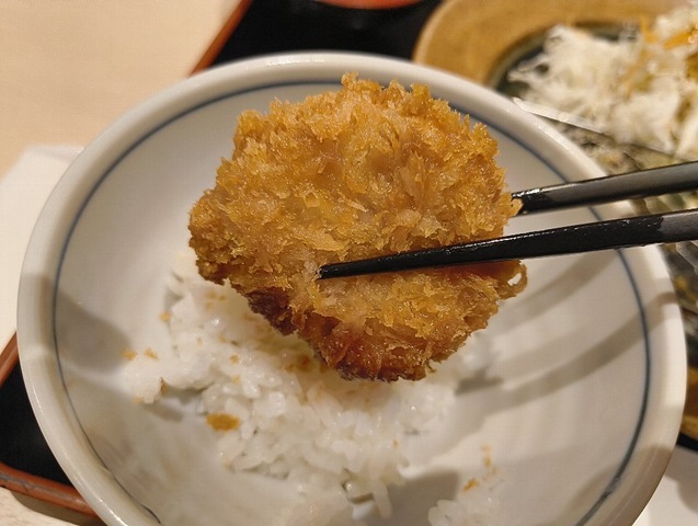 ヒレカツを食べる