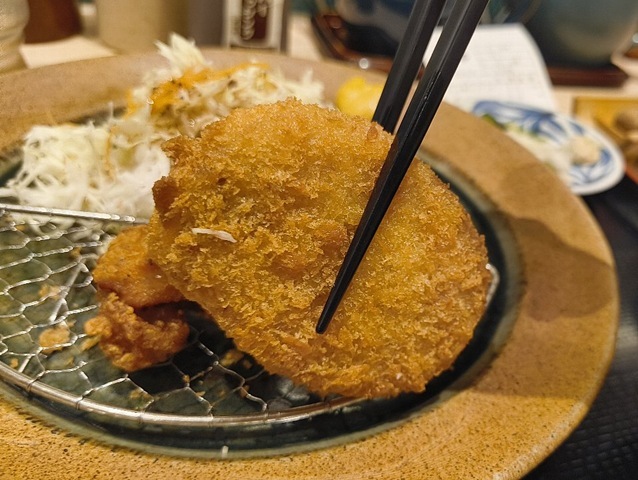 下町コロッケを食べる