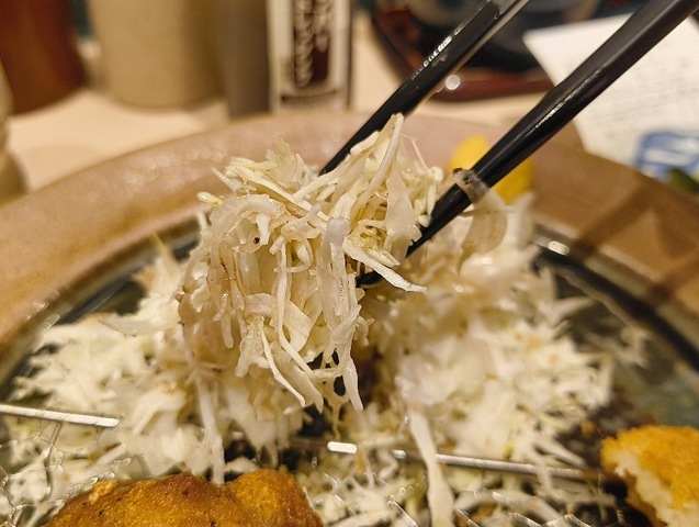 キャベツを食べる