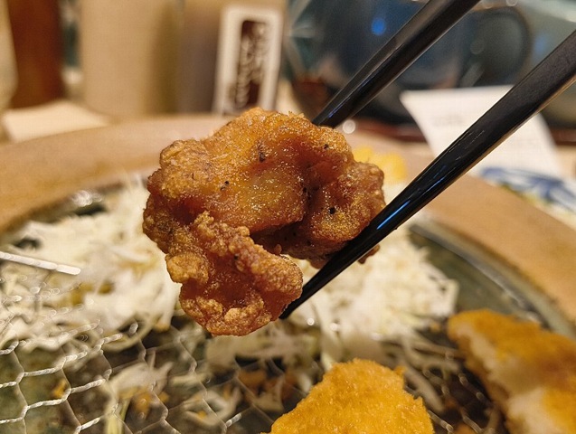 唐揚げを食べる