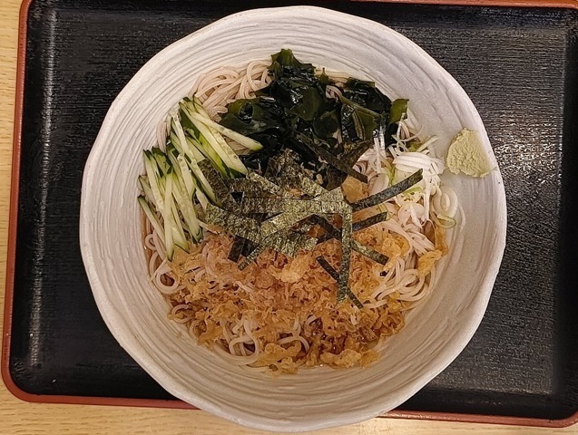 『琴富貴』の「冷したぬきそば」（大盛）でランチ。混ぜることで「天かす」から溶け出した油が、蕎麦の一本一本を薄くコーティングし、数少ない具材から出るエキスが混ざり合い「ぶっかけ」の汁を複雑にするのだ。 そして蕎麦を手繰ると、勿論、うまいのだよ（笑）。（琴富貴：墨田区吾妻橋1）