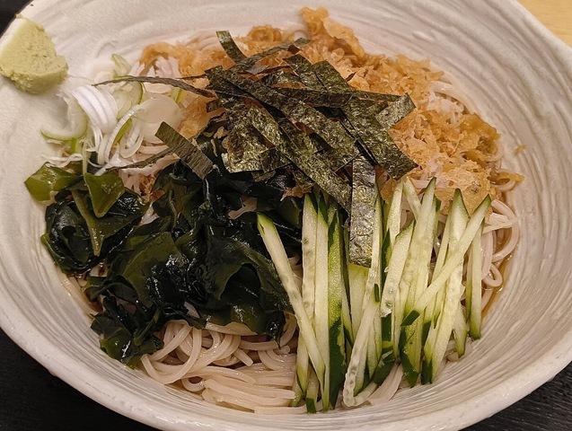 残りの半分に胡瓜とわかめそしてその上に刻み海苔がのっている