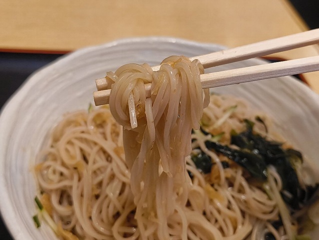 蕎麦を手繰る