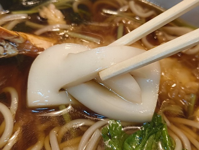 かまぼこも食べる