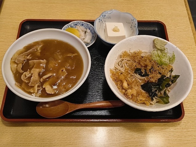 『琴富貴』の「カレー丼セット」（冷したぬき）でランチ。「カレー丼」から一口食べる。それから「冷したぬき」を食べる。さらに冷奴を食べて、たくあんを一切れ摘まむのだ。 あー、この心地よい循環が、ずっと続かないかなと思ってしまうのだよ（笑）。（琴富貴：墨田区吾妻橋1）