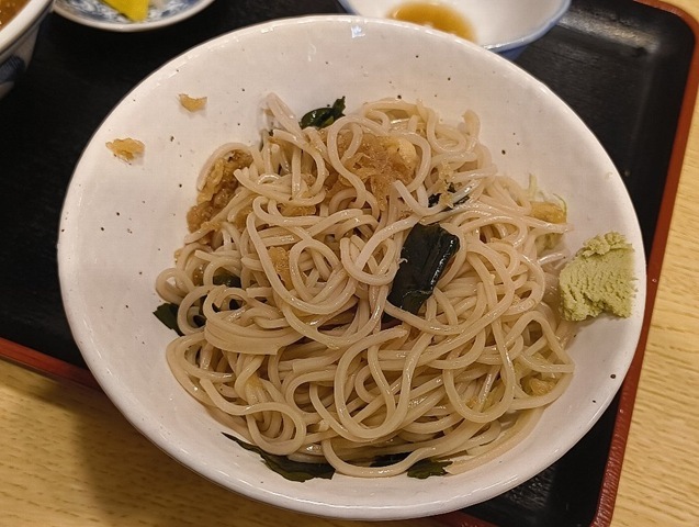 冷したぬきを掻き混ぜる
