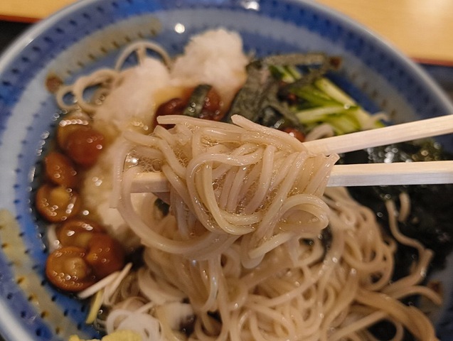 蕎麦を手繰る