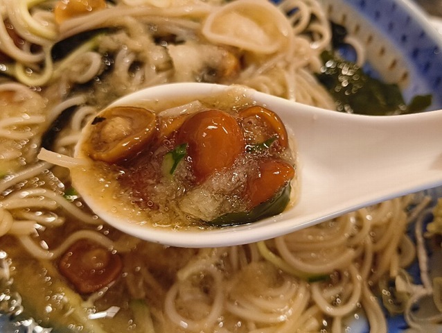 なめこはレンゲ掬って食べる