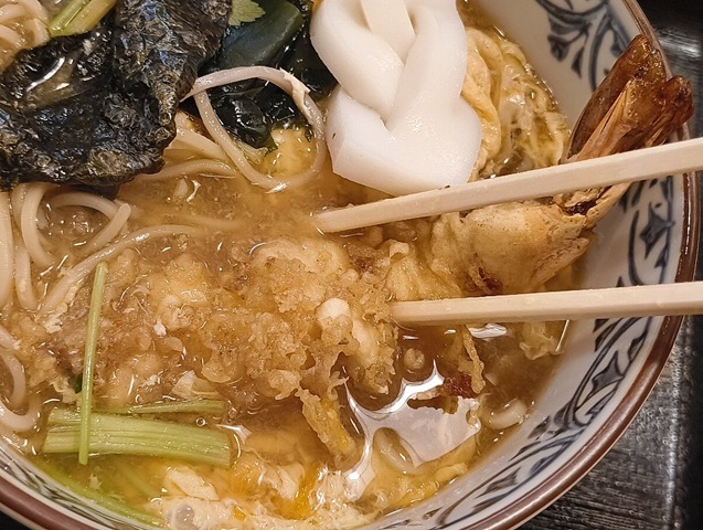 海老天を汁にズブズブと沈める
