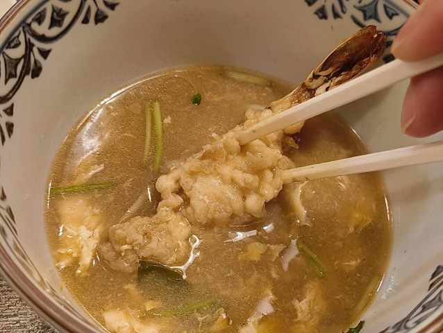 充分に汁を吸った海老天に箸を入れる