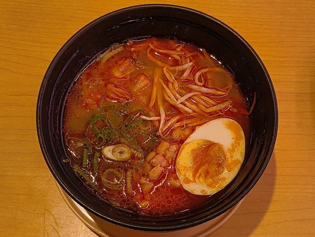 「スシロー」で「岩手ジモメシ 柳家監修 ムチ納豆ラーメン」と「きゅうり巻」でランチ。「納豆」はあたしの大好物で毎日食べているし、「キムチ」もなんの違和感もない。「納豆」と「キムチ」を「スープ」に交ぜ合わせれば、これがまずいはずなどないのだよ（笑）。（スシロー浅草吾妻橋店：墨田区吾妻橋1丁目）