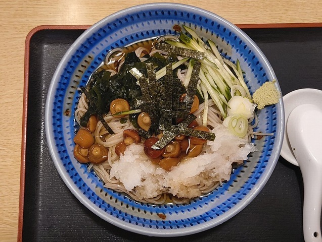 『琴富貴』で「冷しなめこおろし」を手繰る。箸では掴めぬ旨さがある。なめこの喉越しに、春の終わりを感じる昼下がり、全体を軽く混ぜ合わせると、まるで蕎麦全体が糸を引くようになるのだ。それが尚更うまいのだよ（笑）。（琴富貴：墨田区吾妻橋1）