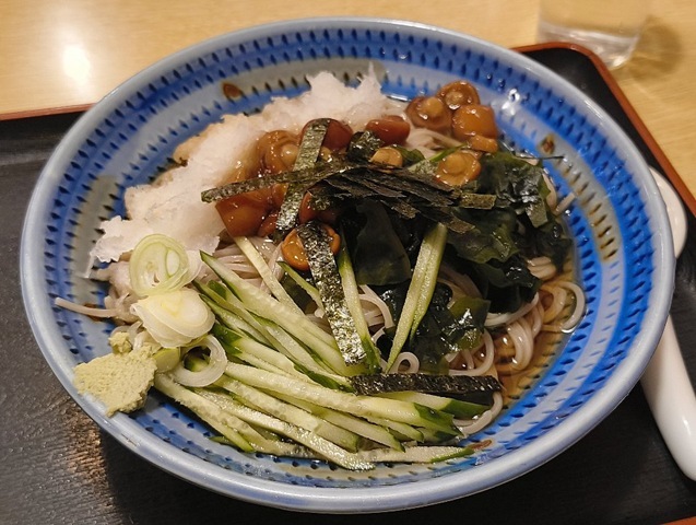 きゅうりと海苔とおろしが入りそれになめこがありわかめが脇を飾る