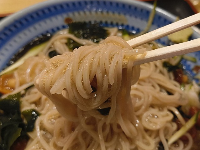 蕎麦を手繰る