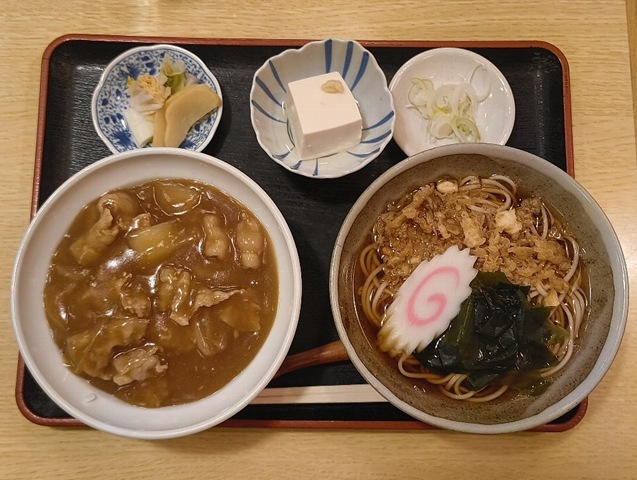 「琴富貴」の「カレー丼セット」（たぬき）でランチ。今日の「たぬき」は「かき揚げ」の味がするのである。 それで「天かす」を観てみると有りましたよ「かき揚げ」の残党が（笑）。 おかげで「かき揚げそば」を手繰ったような味に満たされて、それが濃い汁と相まってうまいのなんのって（笑）。（琴富貴：墨田区吾妻橋1）