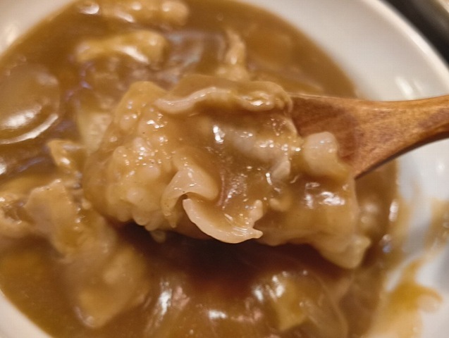 カレー丼を食べる