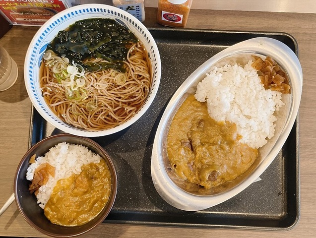 復活した「本家しぶそば」で「黄色いミニカレーセット」（かけ）と「黄色いカレーライス」でランチにしたこと。「かけそば」を食べれば、あー「しぶそば」の味がするのだ。十数年ぶりか、とその味を懐かしんだのだが、勿論、うまかったのだよ（笑）。（本家しぶそば 渋谷道玄坂店：渋谷区道玄坂2丁目）