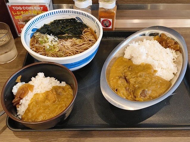 黄色いミニカレーセット（かけ）と黄色いカレーライス