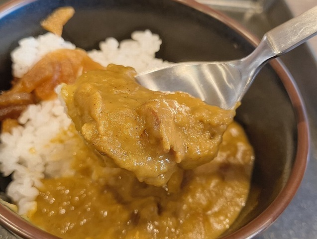 カレーを食べる