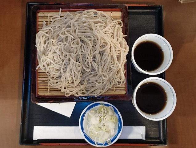 『そば処 信州屋 渋谷店』で「徳もり」を手繰ったこと。注文方法から食べた後の食器の後片付けまで、全く勝手のわからない店だったが、「徳もり」は量が多いし、うまかったのだよ（笑）。（そば処 信州屋 池袋店：渋谷区道玄坂2丁目）