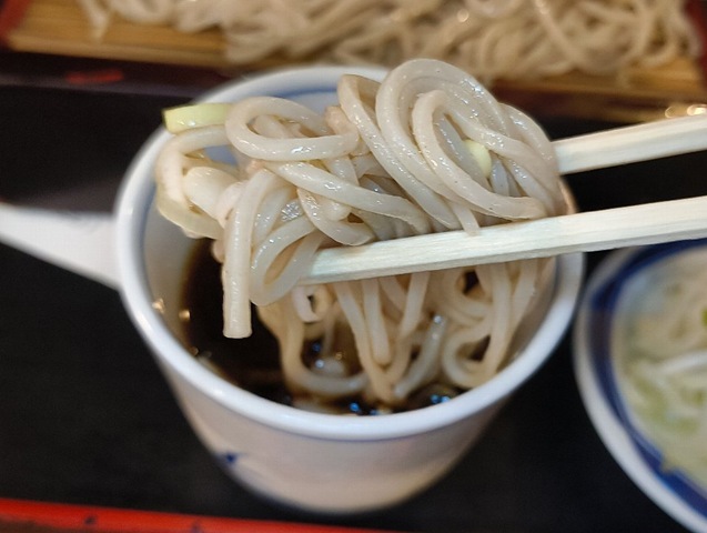 蕎麦を汁につけて手繰る