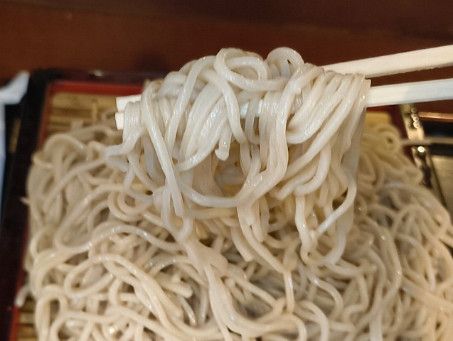 蕎麦を手繰る