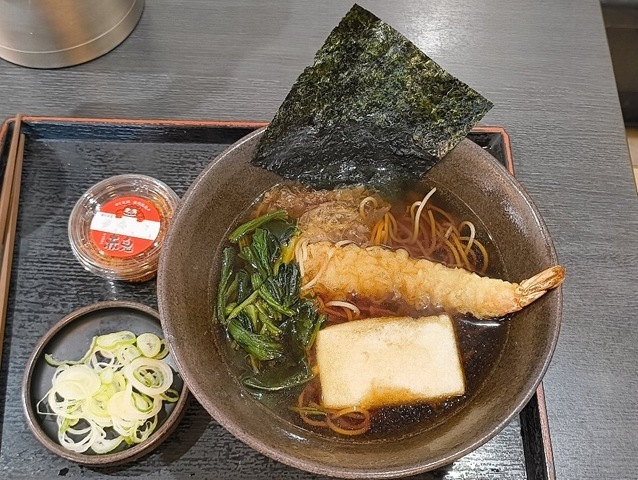 今年初めての「ゆで太郎」で「開運そば」を食べる。今年は「赤鬼」の先着プレゼントに当たったようで、この「赤鬼」を入れてみたけれど涙が出るほど辛かったのだよ、でも、うまかったのだ（笑）。（ゆで太郎 もつ次郎本所吾妻橋店：墨田区吾妻橋3丁目）