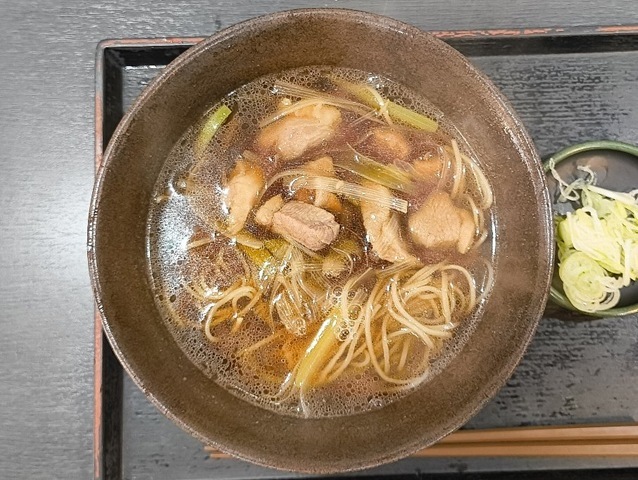 「ゆで太郎」で「ゴロゴロ鴨南蛮そば」でランチ。これは名指しの通りゴロゴロと「鴨肉」がはいっている、 しかも角切りである。 こんなの他では見たこともない。早速食べてみると、うまかったのだよ（笑）。（ゆで太郎 もつ次郎本所吾妻橋店：墨田区吾妻橋3丁目）