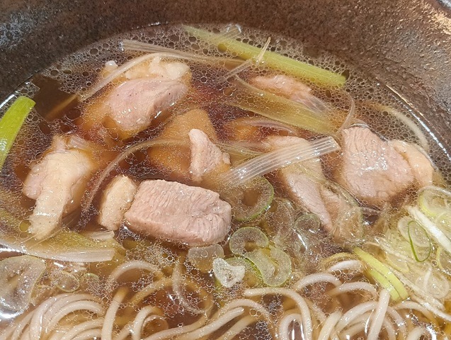 角切りの鴨肉がゴロゴロしている