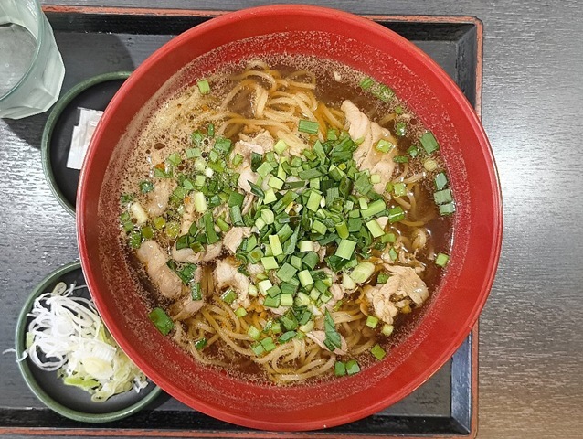 「ゆで太郎 」で「ニラ中華そば」でランチにしたこと。やってきた「ニラ中華そば」を見てみると何時もの様に「アク」が浮いている。 この「アク」を最初は嫌ったのだが、今では限られた鍋の仲で、「豚肉」から出た「アク」を捨てるわけにはいかないのだろうな、と思うようにしている。「中華麺」を手繰ってみると、案の上、うまいのだよ（笑）。（ゆで太郎 もつ次郎本所吾妻橋店：墨田区吾妻橋3丁目）