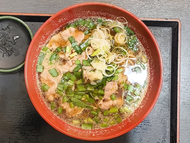 『ゆで太郎 』で「ニラ中華そば」でランチ。カウンターで「ニラ中華そば」を受け取ると、ニンニクが付いてきた。 迷わずスープに溶かす。余り飲んじゃいけないと分かってはいるが、ニンニク特有の香りが鼻を抜け、それは、しっかりとうまかったのだよ（笑）。（ゆで太郎 もつ次郎本所吾妻橋店：墨田区吾妻橋3丁目）