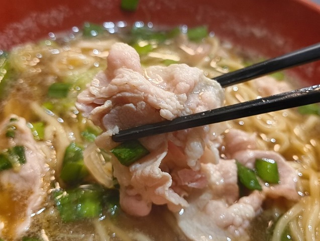 豚肉を食べる