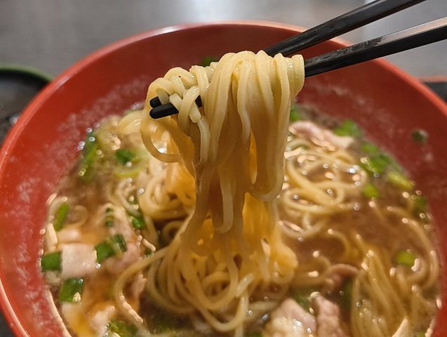 中華そばを手繰る