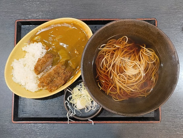 『ゆで太郎』の「ミニカツカレーセット」（かけ）でランチ。温かい蕎麦（かけそば）にさほど期待はしてないのだが、蕎麦を手繰ってみると、予想通り、ふにゃふにゃ寸前である。 この寸止めのような蕎麦のコシの無さが、なんとも好きなのだな（笑）。（ゆで太郎 もつ次郎本所吾妻橋店：墨田区吾妻橋3丁目）