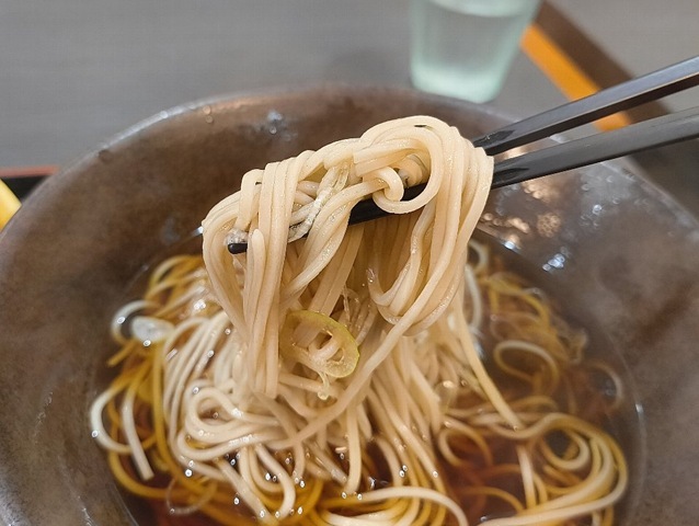 蕎麦を手繰る