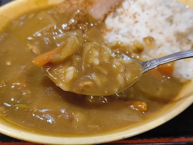 カレーライスを食べる