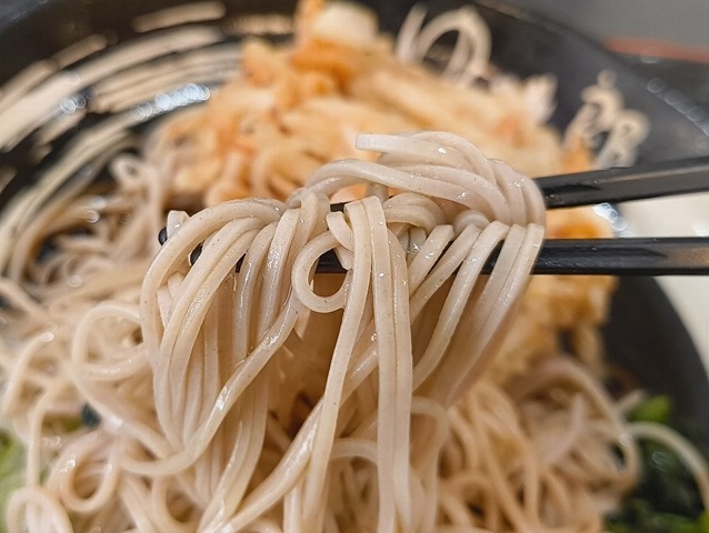 蕎麦を手繰る