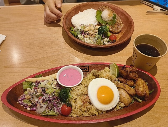『ディッシャーズ 錦糸町楽天地ビル店』で「チキンビリヤニ＆タンドリーチキンボード」と「おろしそ小盛」でモーニング。錦糸町も個人店でモーニングを出す店がめっきり減ったが、このチェーン店のモーニングは、めちゃくちゃだが、まあ、うまかったのだよ（笑）。（ディッシャーズ 錦糸町楽天地ビル店：墨田区江東橋4丁目）