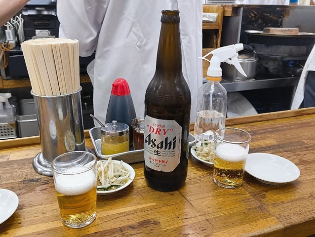 ビール大瓶（633ml＝大人の義務教育）と付け合わせのもやし