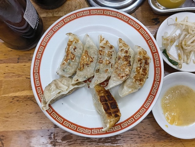 『亀戸餃子 本店』で「餃子」とビール（633ml＝大人の義務教育）2本でランチにしたこと。この日は体調に少し不安があり、結局4皿だけ完食。ビールも少しだけ残してしまったが、やっぱり、うまかったのだよ（笑）。（亀戸餃子 本店：江東区亀戸5丁目）