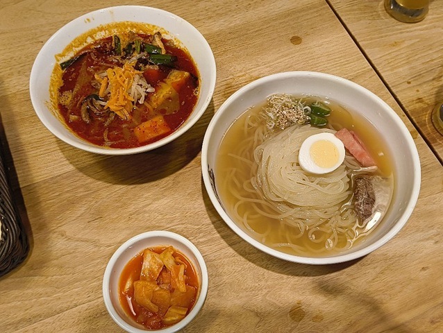 「ぴょんぴょん舎 Te-su」で「盛岡冷麺」（大盛）と「ユッケジャン辛温麺」と「富山湾 白えびと大葉のチヂミ」を食べたのだ。ビールは「隅田川ブルーイング 香るヴァイツェン」と「マルエフ」をもらったのだが、勿論、うまかったのだよ（笑）。（ぴょんぴょん舎 Te-su：墨田区押上1丁目 東京ソラマチ6F）