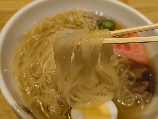 冷麺を手繰る