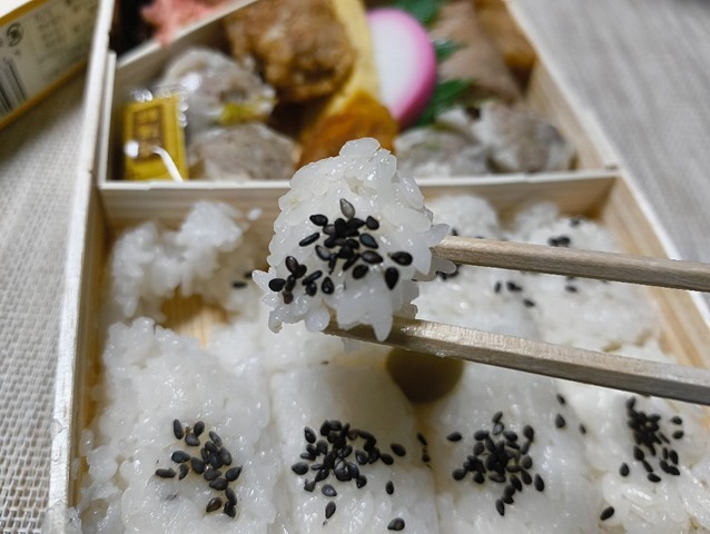 最初にシウマイを一つ食べ、その後間を開けずにご飯を食べる