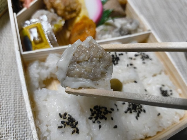 シウマイを食べる