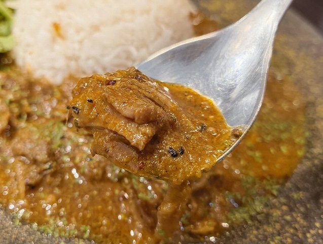 カレーを食べる