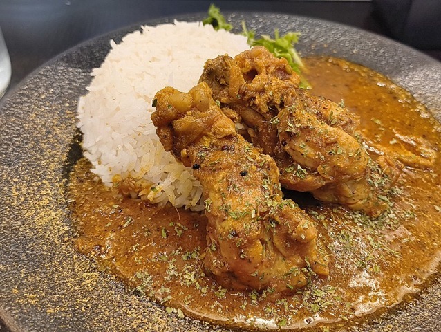 「スパイススペースウガヤ」で「クミンチキンカレー」でランチ。ご飯が「バスマティライス」（たぶん）と思うのだが、まあ「すき家」の「バターチキンソースカレー」を知ってしまった後では「チキン」の量では到底勝てない。しかし 「バスマティライス」だ！ うまかったのだよ（笑）。（スパイススペースウガヤ 松屋浅草店：花川戸1丁目：松屋浅草 B1F）
