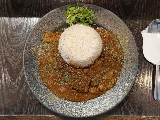 「スパイススペースウガヤ」の「梅ポークビンダルー」でランチ。「梅干し」の風味のする「ポーク」の量も多いこの「カレー」は勿論うまかったのだが、「バスマティライス」（混）だけをスプーンにとり「パクチー」と一緒に食べると驚きのうまさだったのだよ（笑）。（スパイススペースウガヤ 松屋浅草店：花川戸1丁目：松屋浅草 B1F）